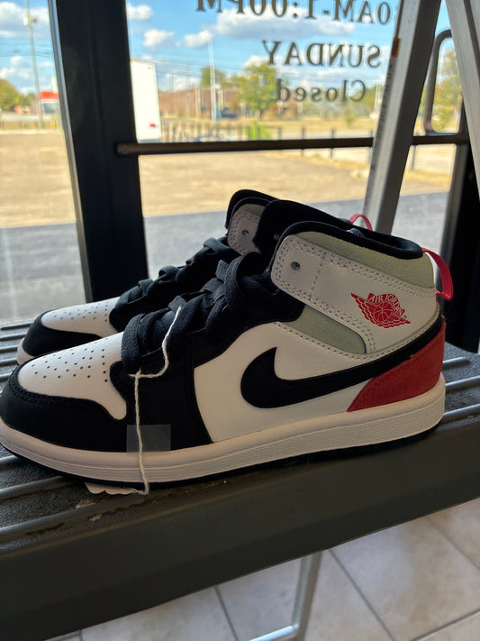 Youth Air Jordan 1 Mid SE Size 2Y