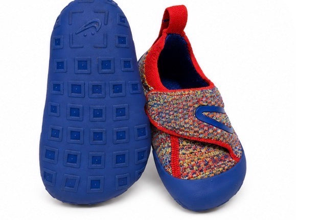 Speedo Toddler Water Shoes. Size 6C
Color: Multicolor knit(red & blue)