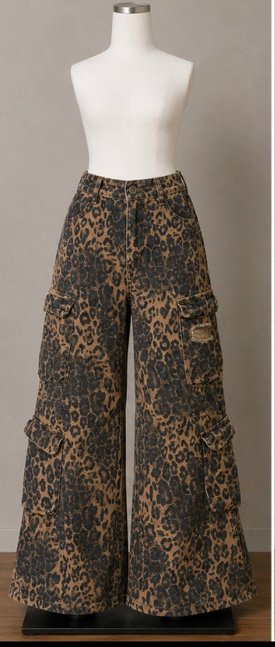 Fashion Nova leopard-print cargo jeans/pants, women’s size 11