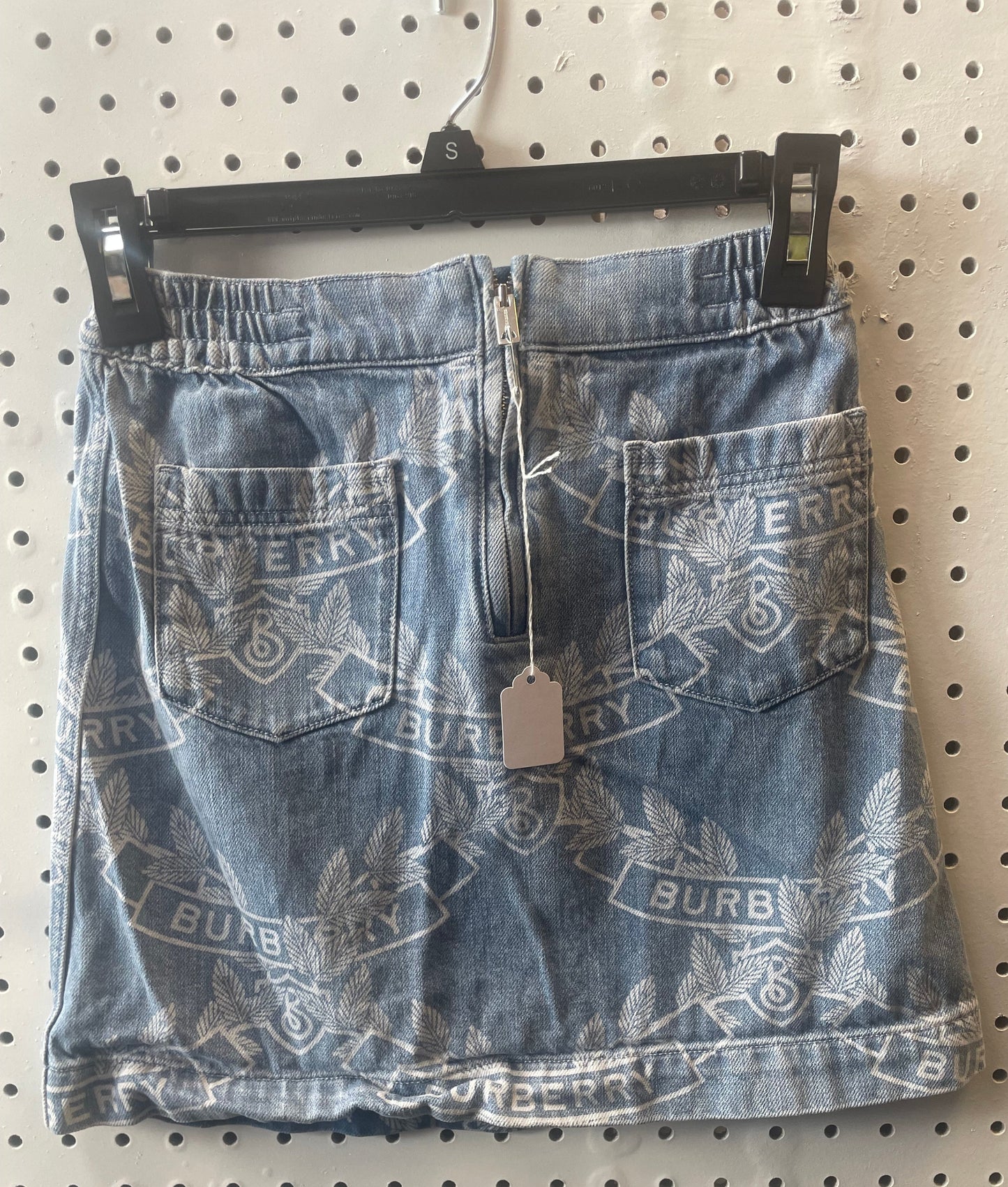 BURBERRY Girls Size 8
Blue Oak Leaf Creek Denim Skirt