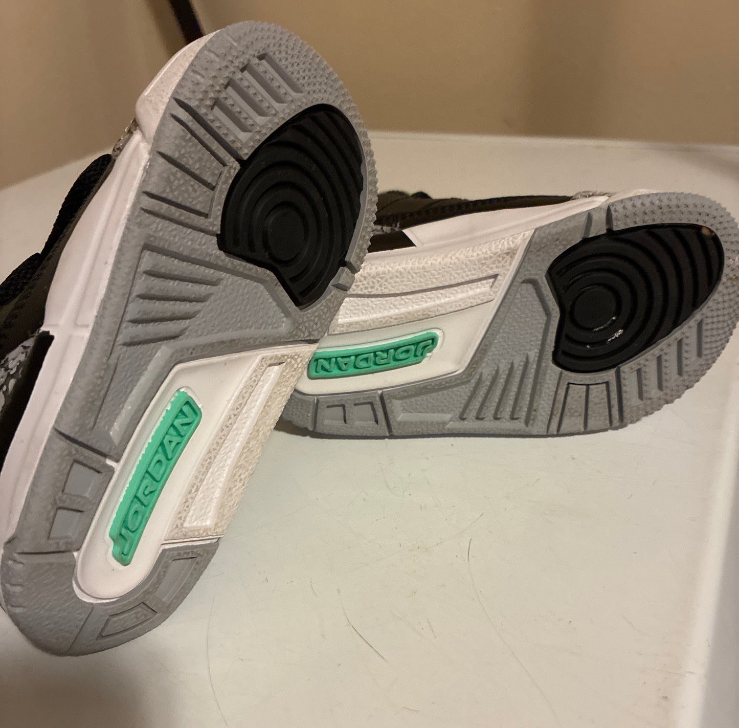2024
Toddler Jordan 3 Retro shoes in the "Green Glow" colorway-Size 6C