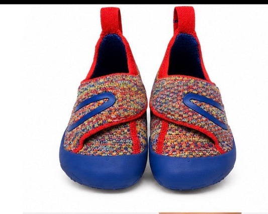 Speedo Toddler Water Shoes. Size 6C
Color: Multicolor knit(red & blue)